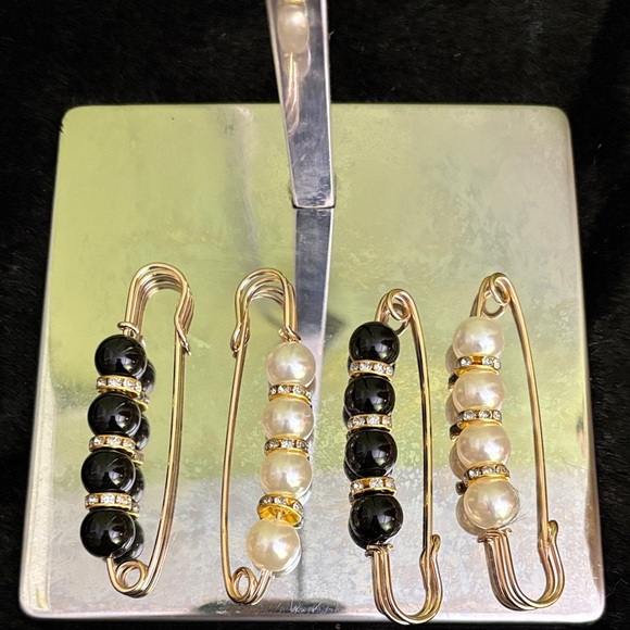 Elegant Gold and Black Beaded Brooch Set - Picture 3 of 11